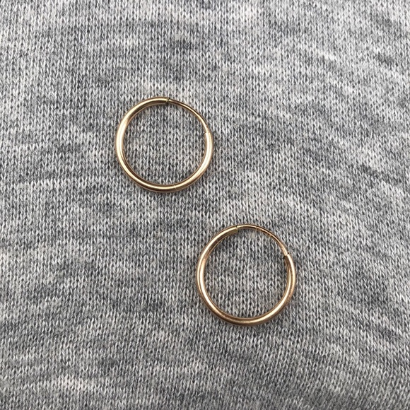 Petite gold hoops - Picture 1 of 3